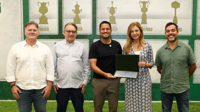 Lucas Andrade é homenageado pela diretoria do Verdão (Foto: Fabio Menotti/Palmeiras/by Canon)
