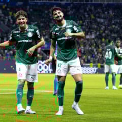 Giay e Flaco L&oacute;pez em a&ccedil;&atilde;o pelo Palmeiras. Foto: Staff Images/Allianz Parque