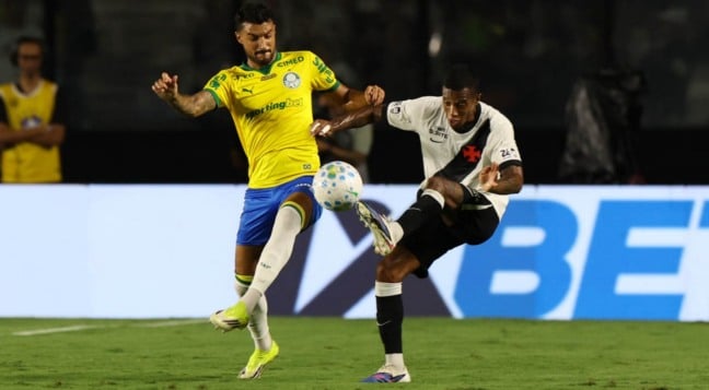Jefté disputa jogada com Tchê Tchê durante Vasco e Palmeiras (Foto: Cesar Greco/Palmeiras)
