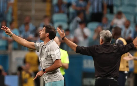 Abel Ferreira e Renato Gaucho durnate partida do Campeonato Brasileiro (Foto: Cesar Greco/Palmeiras)
