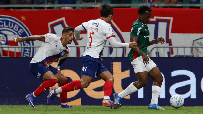 O jogador Jhon Arias, da SE Palmeiras, disputa bola com o jogador do EC Bahia, durante partida válida pela décima rodada, do Campeonato Brasileiro, Série A, na Arena Fonte Nova. (Foto: Cesar Greco/Palmeiras/by Canon)
