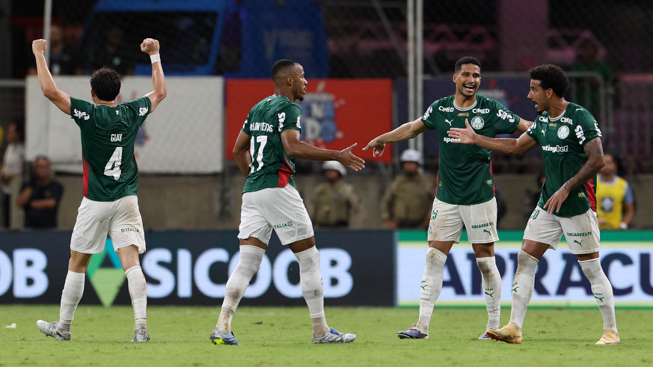 Os jogadores Agustín Giay, Marlon Freitas, Murilo e Lucas Evangelista (E/D), da SE Palmeiras, comemoram gol contra da equipe do EC Bahia, durante partida válida pela décima rodada, do Campeonato Brasileiro, Série A, na Arena Fonte Nova. (Foto: Cesar Greco/Palmeiras/by Canon)
Os jogadores Agustín Giay, Marlon Freitas, Murilo e Lucas Evangelista (E/D), da SE Palmeiras, comemoram gol contra da equipe do EC Bahia, durante partida válida pela décima rodada, do Campeonato Brasileiro, Série A, na Arena Fonte Nova. (Foto: Cesar Greco/Palmeiras/by Canon)
