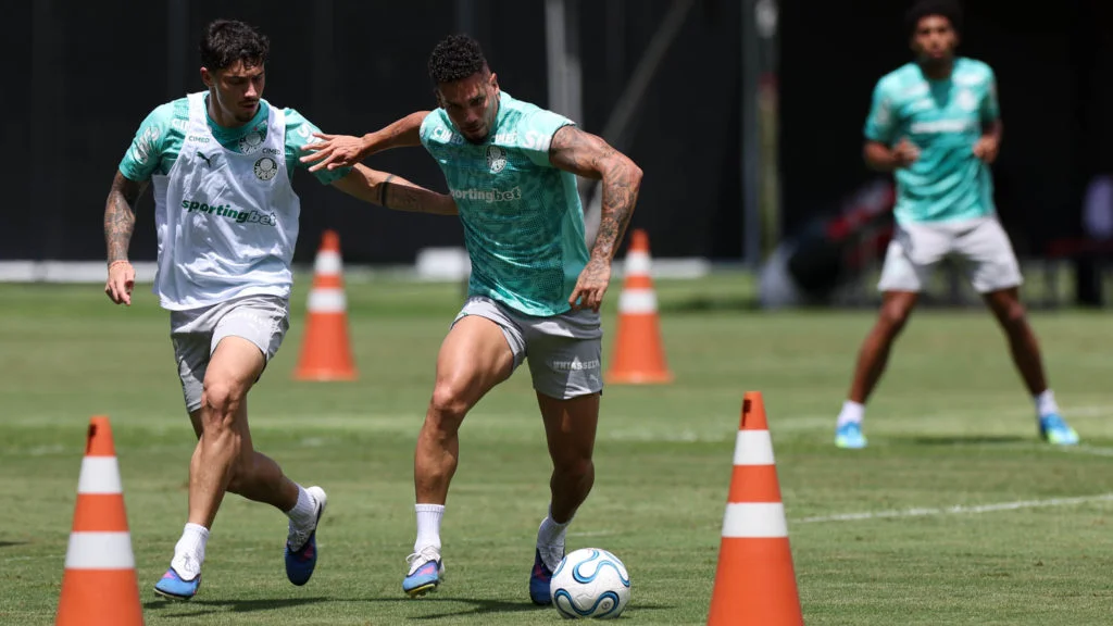 Paulinho participa de parte do treino com o grupo do Palmeiras em reapresentação na Bahia Paulinho participa de parte do treino com o grupo do Palmeiras em reapresentação na Bahia