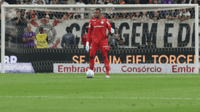 Carlos Miguel em ação pelo Palmeiras em clássico contra o Corinthians (Foto: Cesar Greco / Palmeiras) 