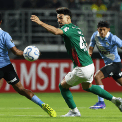 O jogador Flaco L&oacute;pez, da SE Palmeiras, disputa bola com o jogador do C Sporting Cristal, durante partida v&aacute;lida pela fase de grupos, da Conmebol Libertadores, na arena Allianz Parque. (Foto: Cesar Greco/Palmeiras/by Canon)

