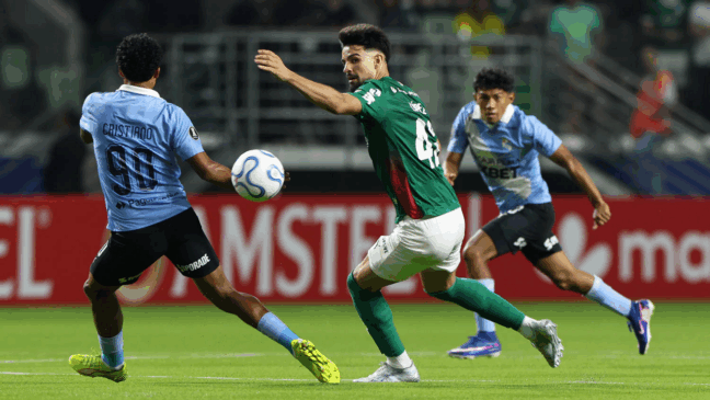 O jogador Flaco López, da SE Palmeiras, disputa bola com o jogador do C Sporting Cristal, durante partida válida pela fase de grupos, da Conmebol Libertadores, na arena Allianz Parque. (Foto: Cesar Greco/Palmeiras/by Canon)
