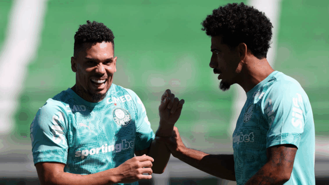 Os jogadores Paulinho e Lucas Evangelista (D), da SE Palmeiras, durante treinamento, na Academia de Futebol. (Foto: Cesar Greco/Palmeiras/by Canon)
