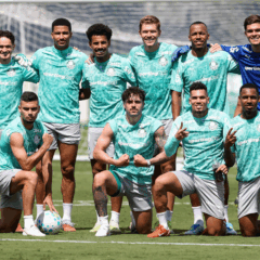 Os jogadores Marcelo Lomba, Khellven, Murilo, Lucas Evangelista, Bruno Fuchs, Marlon Freitas, Kauan e Felipe Anderson (E/D em p&eacute;) e Andreas Pereira, Mauricio, Paulinho e Allan (E/D agachados), da SE Palmeiras, durante treinamento, na Academia de Futebol. (Foto: Cesar Greco/Palmeiras/by Canon)
