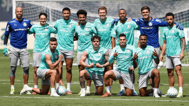 Os jogadores Marcelo Lomba, Khellven, Murilo, Lucas Evangelista, Bruno Fuchs, Marlon Freitas, Kauan e Felipe Anderson (E/D em pé) e Andreas Pereira, Mauricio, Paulinho e Allan (E/D agachados), da SE Palmeiras, durante treinamento, na Academia de Futebol. (Foto: Cesar Greco/Palmeiras/by Canon)

