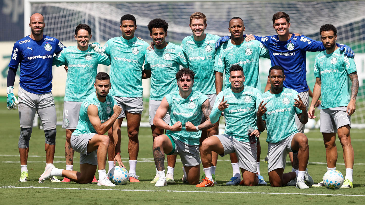 Os jogadores Marcelo Lomba, Khellven, Murilo, Lucas Evangelista, Bruno Fuchs, Marlon Freitas, Kauan e Felipe Anderson (E/D em pé) e Andreas Pereira, Mauricio, Paulinho e Allan (E/D agachados), da SE Palmeiras, durante treinamento, na Academia de Futebol. (Foto: Cesar Greco/Palmeiras/by Canon)
Os jogadores Marcelo Lomba, Khellven, Murilo, Lucas Evangelista, Bruno Fuchs, Marlon Freitas, Kauan e Felipe Anderson (E/D em pé) e Andreas Pereira, Mauricio, Paulinho e Allan (E/D agachados), da SE Palmeiras, durante treinamento, na Academia de Futebol. (Foto: Cesar Greco/Palmeiras/by Canon)