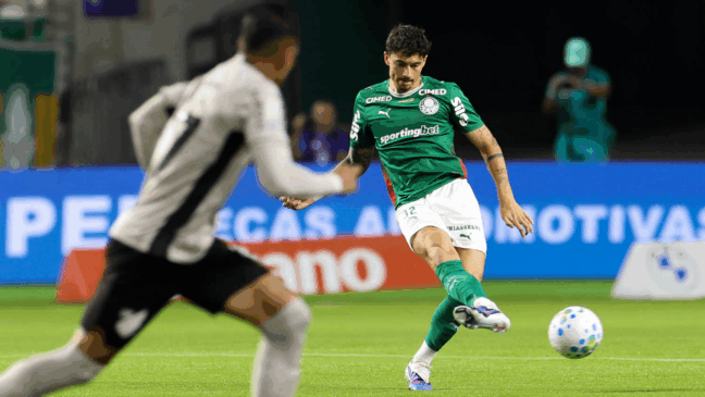 O jogador Emiliano Martínez, da SE Palmeiras, em jogo contra a equipe do C Athletico Paranaense, durante partida válida pela décima segunda rodada, do Campeonato Brasileiro, Série A, na arena Allianz Parque. (Foto: Cesar Greco/Palmeiras/by Canon)
