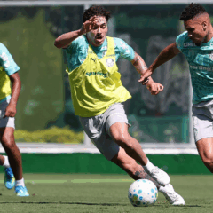 Os jogadores Mauricio e Paulinho (D), da SE Palmeiras, durante treinamento, na Academia de Futebol. (Foto: Cesar Greco/Palmeiras/by Canon)

