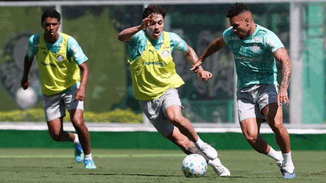 Os jogadores Mauricio e Paulinho (D), da SE Palmeiras, durante treinamento, na Academia de Futebol. (Foto: Cesar Greco/Palmeiras/by Canon)
