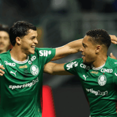 Ramon Sosa (&agrave; esq.) e Vitor Roque (&agrave; dir) durante partida entre Palmeiras e Jacuipense (Foto: Cesar Greco / Palmeiras)