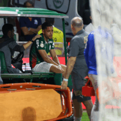 Vitor Roque pede para sair ap&oacute;s sentir dores no tornozelo. Foto: C&eacute;sar Greco/Palmeiras