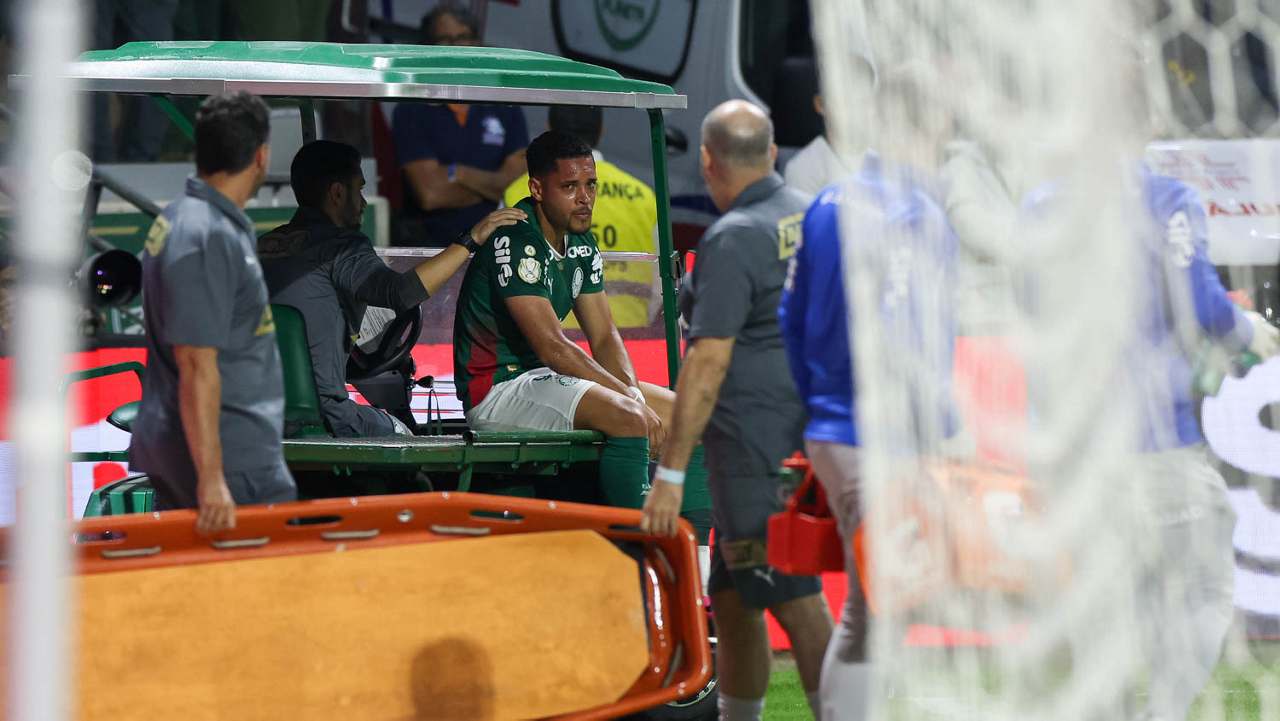 Vitor Roque pede para sair após sentir dores no tornozelo. Foto: César Greco/Palmeiras Vitor Roque pede para sair após sentir dores no tornozelo. Foto: César Greco/Palmeiras