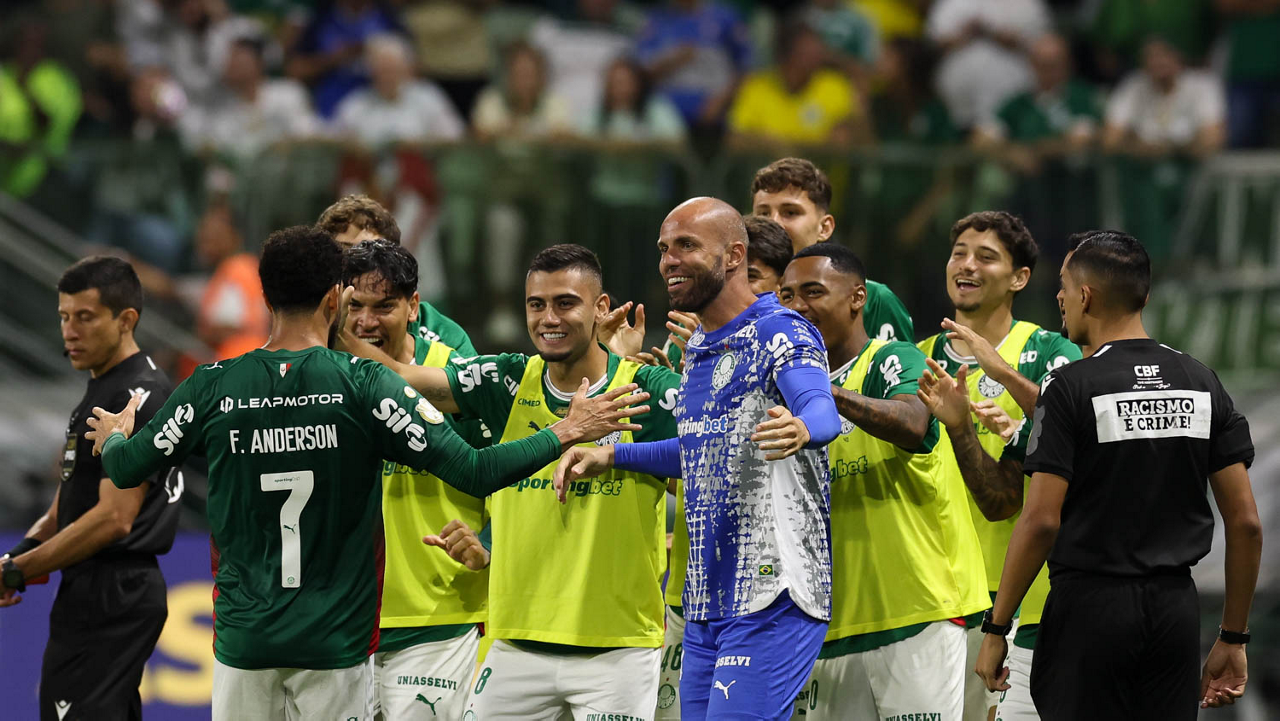 O jogador Felipe Anderson, da SE Palmeiras, comemora seu gol contra a equipe do EC Jacuipense, durante partida válida pela quinta rodada, da Copa do Brasil, na arena Allianz Parque. (Foto: Cesar Greco/Palmeiras/by Canon)
O jogador Felipe Anderson, da SE Palmeiras, comemora seu gol contra a equipe do EC Jacuipense, durante partida válida pela quinta rodada, da Copa do Brasil, na arena Allianz Parque. (Foto: Cesar Greco/Palmeiras/by Canon)