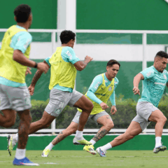 Os jogadores Paulinho e Khellven (E), da SE Palmeiras, durante treinamento, na Academia de Futebol. (Foto: Cesar Greco/Palmeiras/by Canon)
