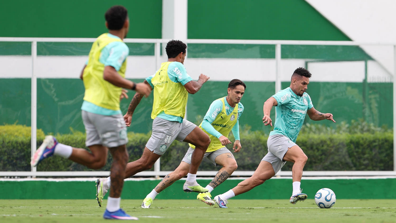Os jogadores Paulinho e Khellven (E), da SE Palmeiras, durante treinamento, na Academia de Futebol. (Foto: Cesar Greco/Palmeiras/by Canon)
Os jogadores Paulinho e Khellven (E), da SE Palmeiras, durante treinamento, na Academia de Futebol. (Foto: Cesar Greco/Palmeiras/by Canon)