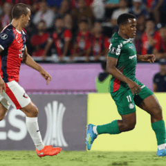 O jogador Jhon Arias, da SE Palmeiras, disputa bola com o jogador do C Cerro Porte&ntilde;o, durante partida v&aacute;lida pela fase de grupos, da Conmebol Libertadores, no Est&aacute;dio La Nueva Olla. (Foto: Cesar Greco/Palmeiras/by Canon)
