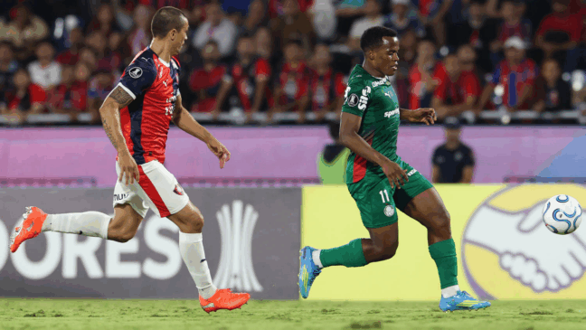 O jogador Jhon Arias, da SE Palmeiras, disputa bola com o jogador do C Cerro Porteño, durante partida válida pela fase de grupos, da Conmebol Libertadores, no Estádio La Nueva Olla. (Foto: Cesar Greco/Palmeiras/by Canon)
