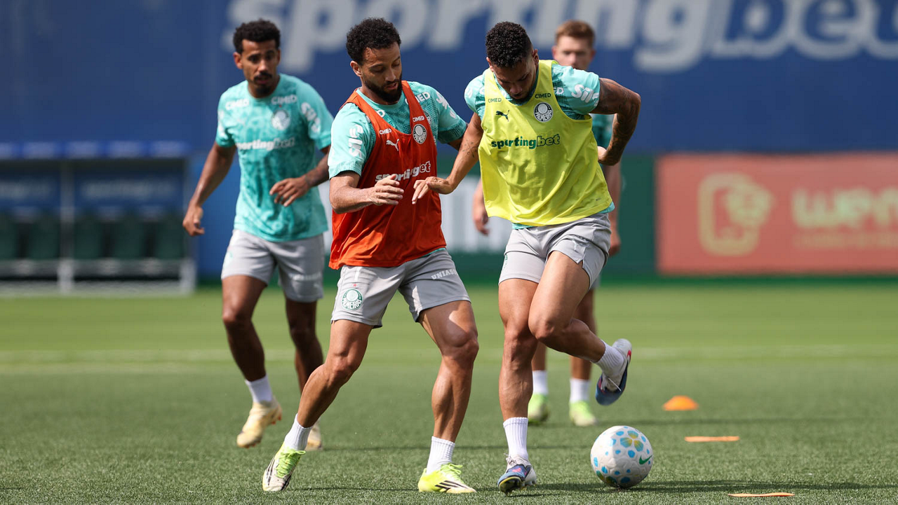 Os jogadores Felipe Anderson e Paulinho (D), da SE Palmeiras, durante treinamento, na Academia de Futebol. (Foto: Cesar Greco/Palmeiras/by Canon)
