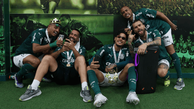 Os jogadores Gabriel Menino, Luan, Gustavo Gómez, Mayke e Lucas Lima (E/D), da SE Palmeiras, comemoram a conquista da Copa do Brasil contra a equipe do Grêmio FBPA, após partida válida pela final, volta, na arena Allianz Parque. (Foto: Cesar Greco)
