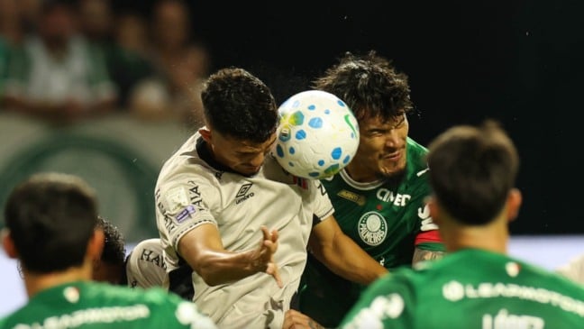 Gustavo Gómez disputa bola pelo alto em Palmeiras e Athletico-PR (Foto: Cesar Greco/Palmeiras)