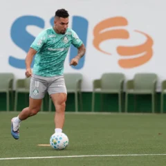 O atacante Paulinho durante treinamento na Academia de Futebol (Foto: Cesar Greco/Palmeiras/by Canon)
