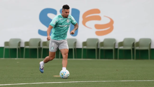 O atacante Paulinho durante treinamento na Academia de Futebol (Foto: Cesar Greco/Palmeiras/by Canon)
