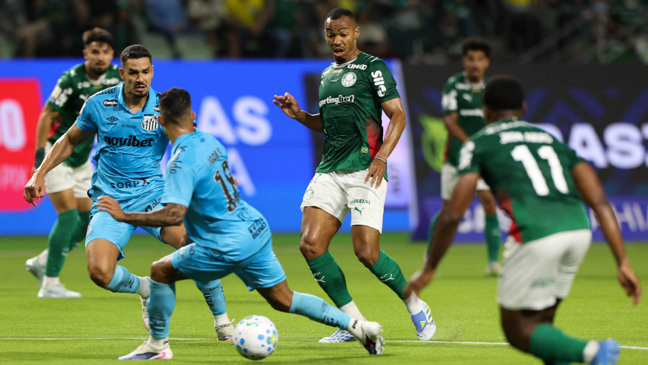 O jogador Marlon Freitas, da SE Palmeiras, disputa bola com o jogador do Santos FC, durante partida válida pela décima quarta rodada, do Campeonato Brasileiro, Série A, na arena Allianz Parque. (Foto: Cesar Greco/Palmeiras/by Canon)
