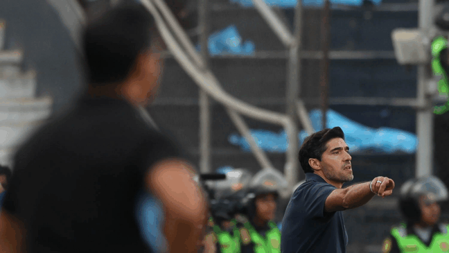 O técnico Abel Ferreira, da SE Palmeiras, em jogo contra a equipe do C Sporting Cristal, durante partida válida pela fase de grupos, da Conmebol Libertadores, no Estádio Alejandro Villanueva. (Foto: Cesar Greco/Palmeiras/by Canon)
