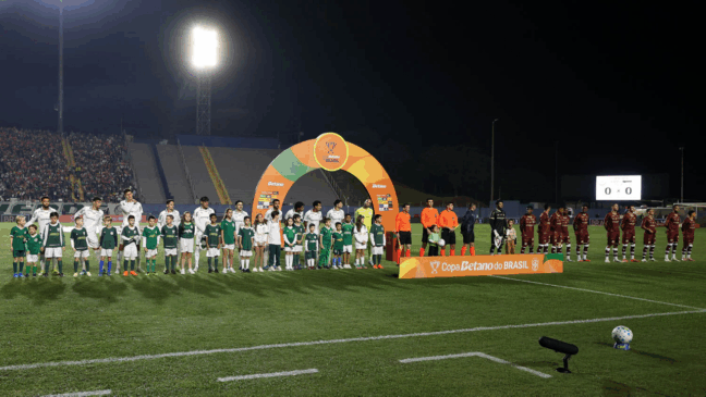 Palmeiras em ação no Estádio do Café, em Londrina (Foto: César Greco)