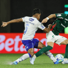 O jogador Flaco L&oacute;pez, da SE Palmeiras, disputa bola com o jogador do EC Cruzeiro, durante partida v&aacute;lida pela d&eacute;cima sexta rodada, do Campeonato Brasileiro, S&eacute;rie A, na Arena Barueri. (Foto: Cesar Greco/Palmeiras/by Canon)
