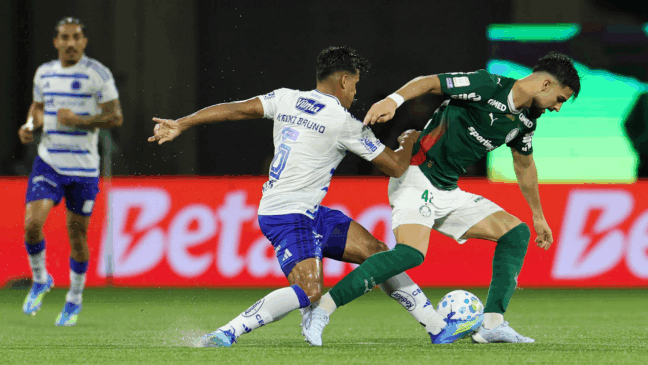 O jogador Flaco López, da SE Palmeiras, disputa bola com o jogador do EC Cruzeiro, durante partida válida pela décima sexta rodada, do Campeonato Brasileiro, Série A, na Arena Barueri. (Foto: Cesar Greco/Palmeiras/by Canon)
