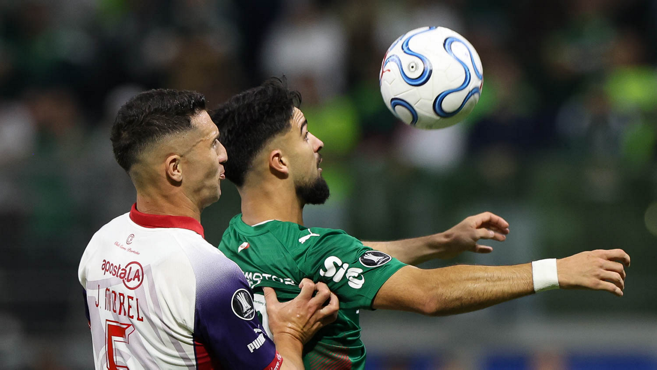 O jogador Flaco López, da SE Palmeiras, disputa bola com o jogador do C Cerro Porteño, durante partida válida pela fase de grupos, da Conmebol Libertadores, na arena Allianz Parque. (Foto: Cesar Greco/Palmeiras/by Canon)
O jogador Flaco López, da SE Palmeiras, disputa bola com o jogador do C Cerro Porteño, durante partida válida pela fase de grupos, da Conmebol Libertadores, na arena Allianz Parque. (Foto: Cesar Greco/Palmeiras/by Canon)