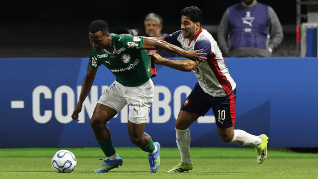 O jogador Jhon Arias, da SE Palmeiras, disputa bola com o jogador do C Cerro Porteño, durante partida válida pela fase de grupos, da Conmebol Libertadores, na arena Allianz Parque. (Foto: Cesar Greco/Palmeiras/by Canon)
