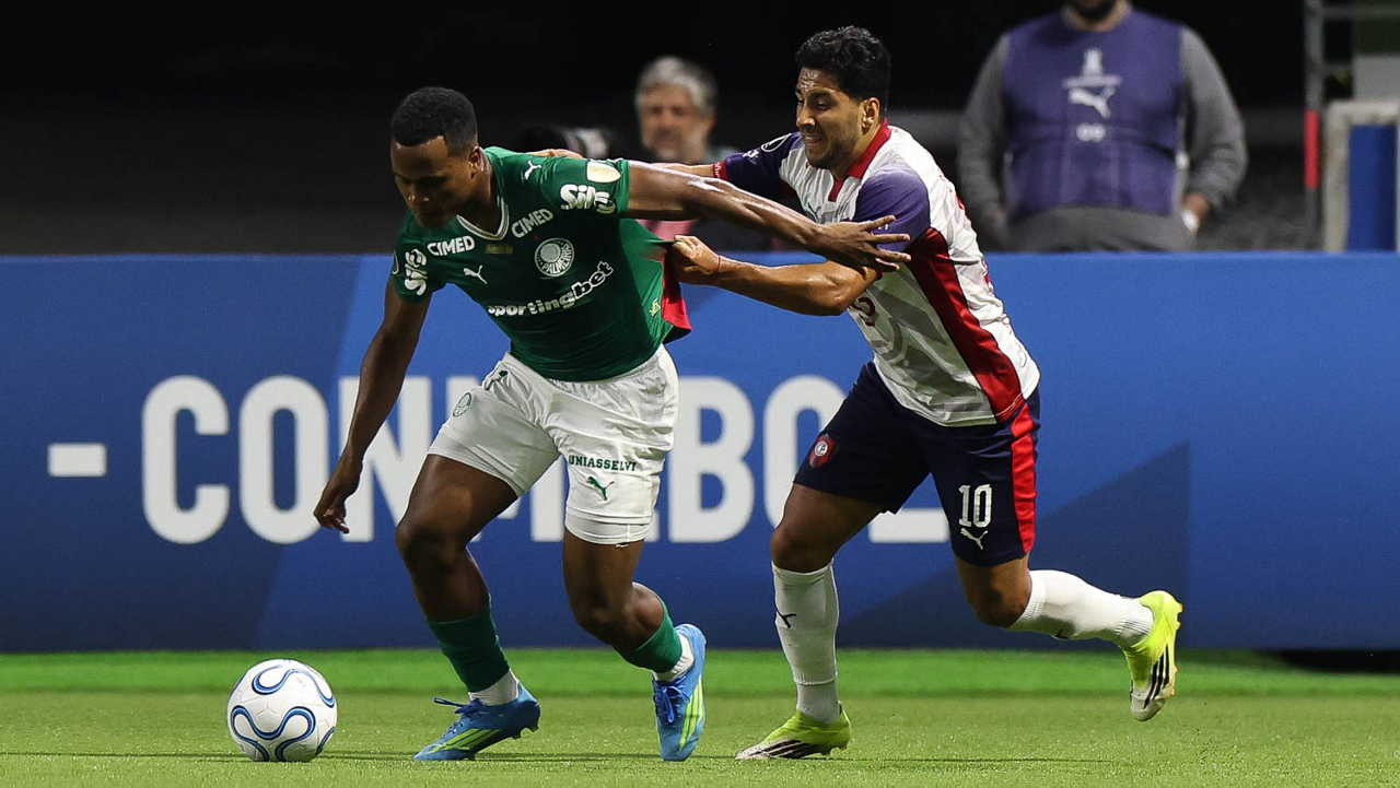O jogador Jhon Arias, da SE Palmeiras, disputa bola com o jogador do C Cerro Porteño, durante partida válida pela fase de grupos, da Conmebol Libertadores, na arena Allianz Parque. (Foto: Cesar Greco/Palmeiras/by Canon)
O jogador Jhon Arias, da SE Palmeiras, disputa bola com o jogador do C Cerro Porteño, durante partida válida pela fase de grupos, da Conmebol Libertadores, na arena Allianz Parque. (Foto: Cesar Greco/Palmeiras/by Canon)