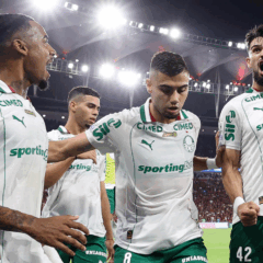 O jogador Flaco L&oacute;pez, da SE Palmeiras, comemora seu gol contra a equipe do CR Flamengo, durante partida v&aacute;lida pela d&eacute;cima s&eacute;tima rodada, do Campeonato Brasileiro, S&eacute;rie A, no Est&aacute;dio Maracan&atilde;. (Foto: Cesar Greco/Palmeiras/by Canon)
