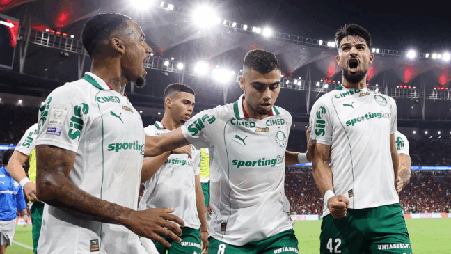 O jogador Flaco López, da SE Palmeiras, comemora seu gol contra a equipe do CR Flamengo, durante partida válida pela décima sétima rodada, do Campeonato Brasileiro, Série A, no Estádio Maracanã. (Foto: Cesar Greco/Palmeiras/by Canon)
