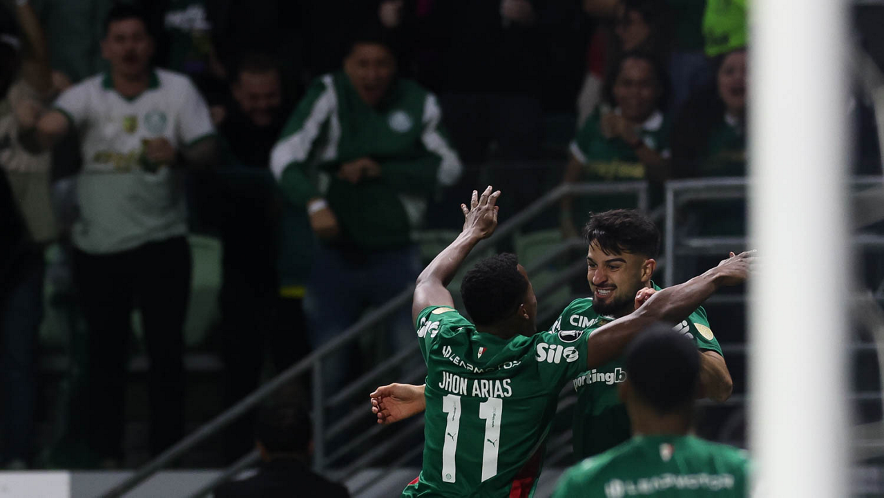 Palmeiras em ação contra o Junior (Foto: Cesar Greco) Palmeiras em ação contra o Junior (Foto: Cesar Greco)