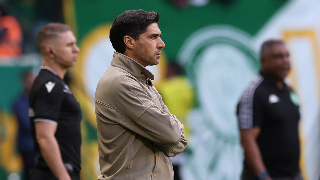O técnico Abel Ferreira, da SE Palmeiras, em jogo contra a equipe da A Chapecoense F, durante partida válida pela décima oitava rodada, do Campeonato Brasileiro, Série A, na Arena Allianz Parque. (Foto: Cesar Greco/Palmeiras/by Canon)
O técnico Abel Ferreira, da SE Palmeiras, em jogo contra a equipe da A Chapecoense F, durante partida válida pela décima oitava rodada, do Campeonato Brasileiro, Série A, na Arena Allianz Parque. (Foto: Cesar Greco/Palmeiras/by Canon)