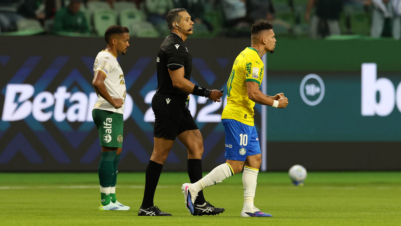 O jogador Paulinho, da SE Palmeiras, comemora seu gol contra a equipe da A Chapecoense F, durante partida válida pela décima oitava rodada, do Campeonato Brasileiro, Série A, na Arena Allianz Parque. (Foto: Cesar Greco/Palmeiras/by Canon)
O jogador Paulinho, da SE Palmeiras, comemora seu gol contra a equipe da A Chapecoense F, durante partida válida pela décima oitava rodada, do Campeonato Brasileiro, Série A, na Arena Allianz Parque. (Foto: Cesar Greco/Palmeiras/by Canon)
