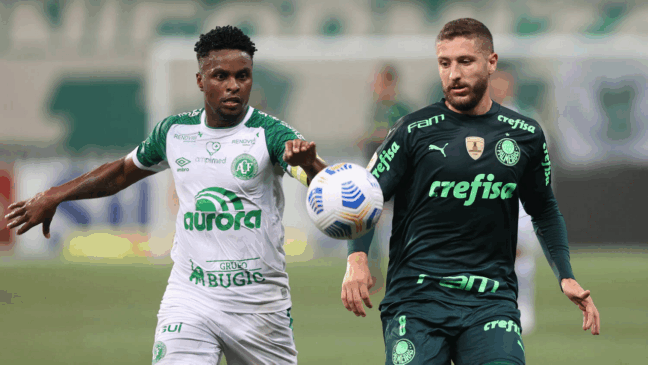 O jogador Zé Rafael, da SE Palmeiras, disputa bola com o jogador Moisés Ribeiro, da A Chapecoense F, durante partida válida pela segunda rodada, do Campeonato Brasileiro, Série A, na arena Allainz Parque. (Foto: Cesar Greco)
