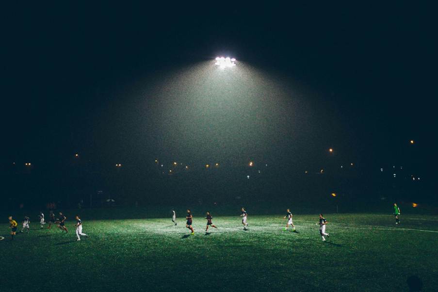 Em um glorioso estádio de futebol, iluminado por um enorme holofote, dois clubes estão se enfrentando avidamente Em um glorioso estádio de futebol, iluminado por um enorme holofote, dois clubes estão se enfrentando avidamente