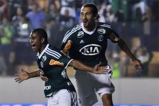 Aos 42 anos, ex-atacante do Palmeiras assina com adversário palmeirense da primeira fase da Libertadores