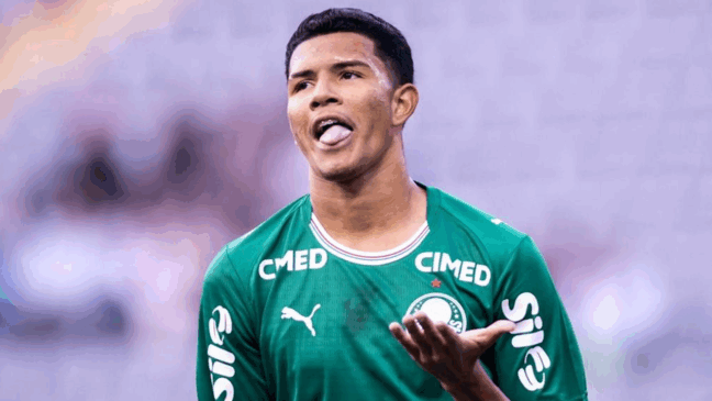 Atacante da base do Palmeiras vive temporada de destaque com gols e conquistas