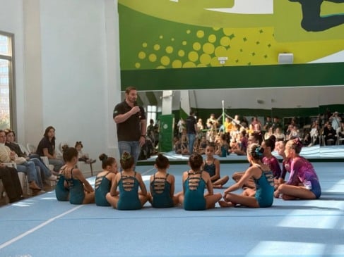 Campeão olímpico Arthur Zanetti inaugura tablado oficial de ginástica artística no Palmeiras