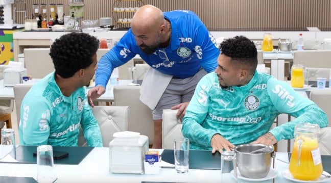 Os jogadores Lucas Evangelista e Paulinho (E e D) e o preparador de goleiro Rogerio Godoy (C), da SE Palmeiras, durante reapresentação, na Academia de Futebol. (Foto: Cesar Greco/Palmeiras/by Canon)
