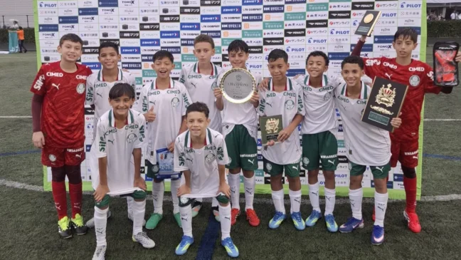 Sub-11 do Palmeiras conquista título no Japão e atacante marca seis gols em quatro jogos